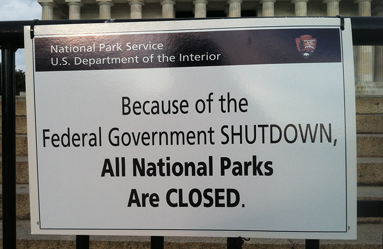 A sign indicating that national parks are closed for the government shutdown