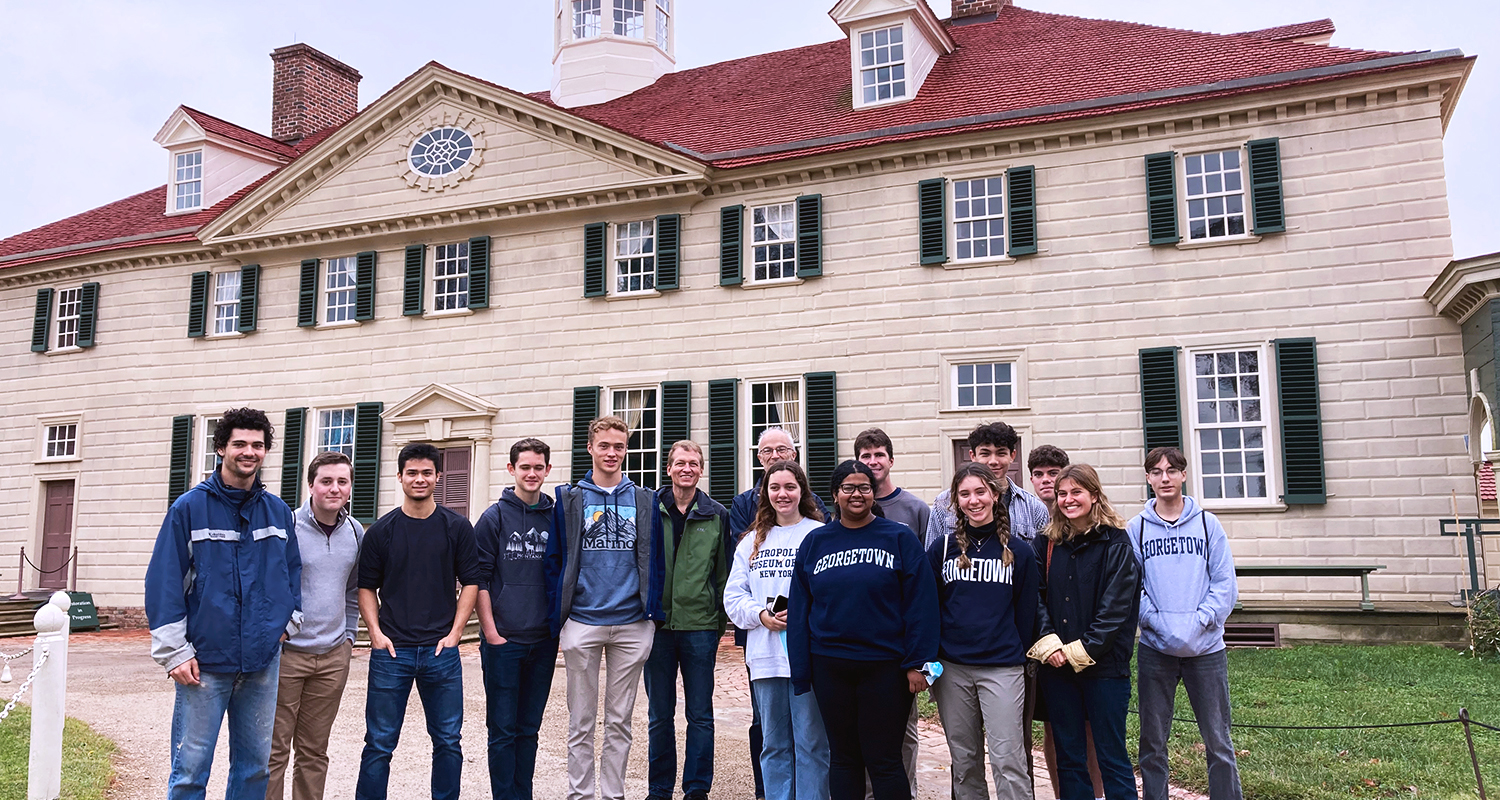 2022 participants at Mt. Vernon standing in front of Washington's home